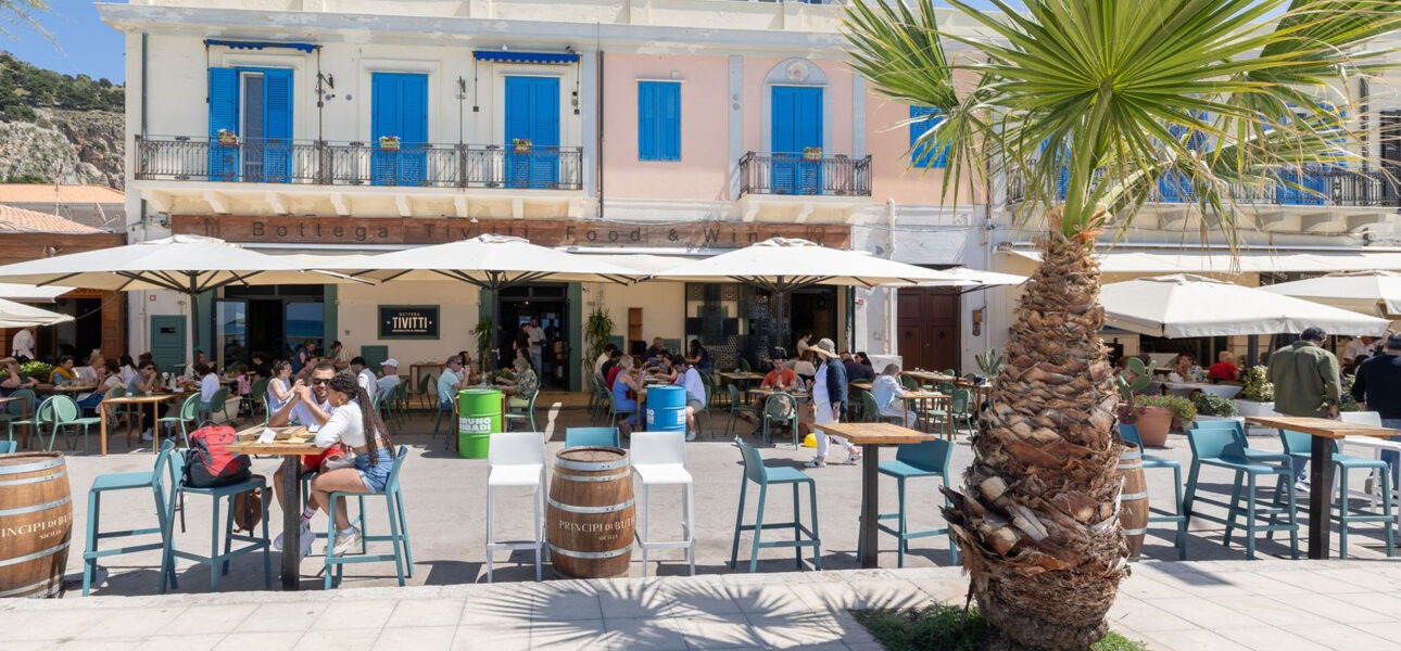 Se cerchi una location dove mangiare a Cefalù, visita Bottega Tivitti – un ristorante sul lungomare, a due passi dal centro storico.
