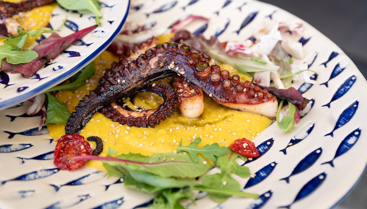 Bottega Tivitti è un ristorante di pesce a Cefalù che propone anche specialità di carne, una bottega di sapori tra il passato e il futuro.