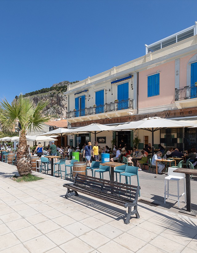 Se cerchi una location dove mangiare a Cefalù, visita Bottega Tivitti – un ristorante sul lungomare, a due passi dal centro storico.